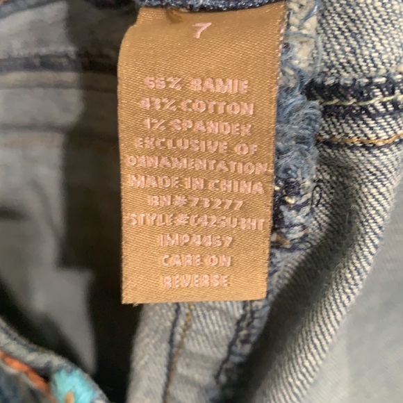 Candie’s Boho Embroidered Capri Jeans - Picture 9 of 9